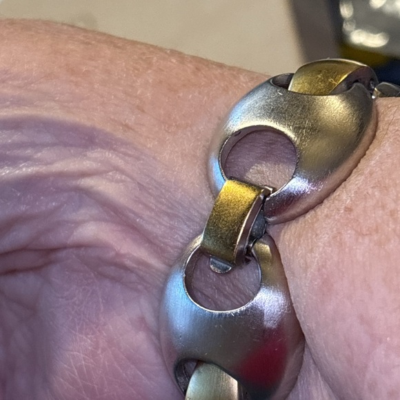 Vintage signed  Trifari gold and silver colored bracelet - Picture 2 of 9